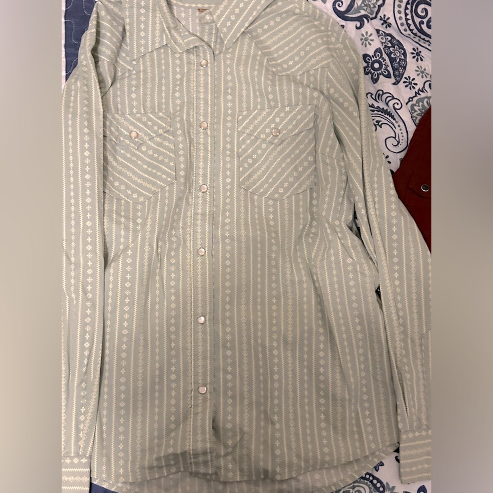 Lot of women’s pearl snap wrangler shirts. Size medium. No wear didn’t wear.